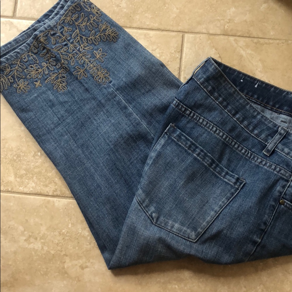 Crop or midcalf jeans with detail around bottom